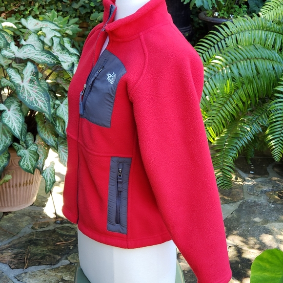 The North Face Boys Heavy Fleece jacket. Red - Picture 2 of 10